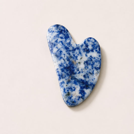 Détail du Gua Sha en sodalite naturelle